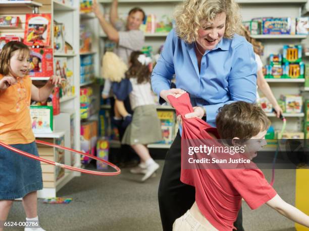 stressed parents in toy store - pull foto e immagini stock