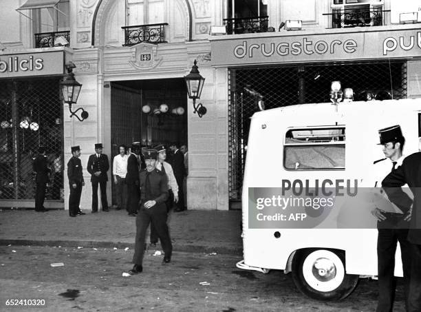 - Photo prise le 15 septembre 1974 à Paris, de policiers s'affairant après l'attentat contre le drugstore Publicis Saint-Germain pour lequel le...