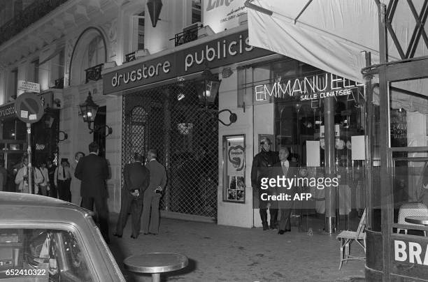 Photo prise le 15 septembre 1974 à Paris, de policiers s'affairant après l'attentat contre le drugstore Publicis Saint-Germain pour lequel le...