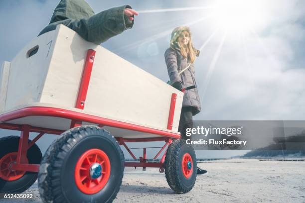 bebé en el su nuevo paseo en la playa - camioneta de la leche fotografías e imágenes de stock
