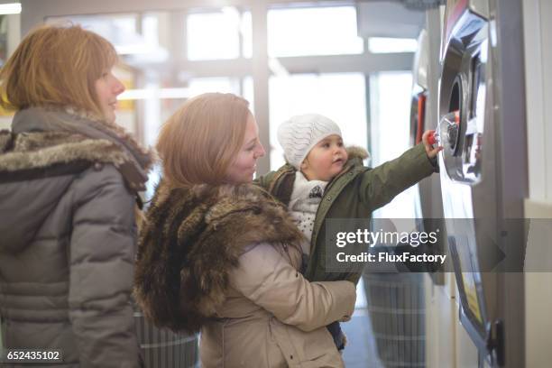 lernen zu recyceln - vending machine stock-fotos und bilder