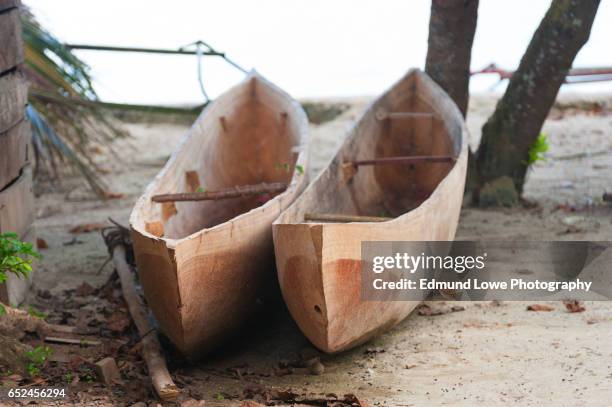 indonesian dugout canoes - dugout canoe stockfoto's en -beelden