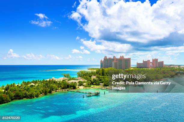 bahamas tropical beach scenery at nassau, caribbean. - atlantis resort paradise island foto e immagini stock