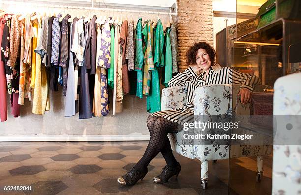 portrait of fashion designer in her store - fashion store frau stock-fotos und bilder