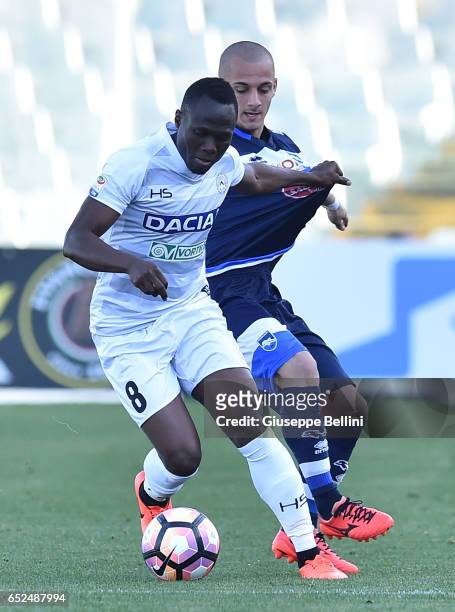Emmanuel Badu of Udinese Calcio and Alexandru Ionut Mitrita of Pescara Calcio in action during the Serie A match between Pescara Calcio and Udinese...