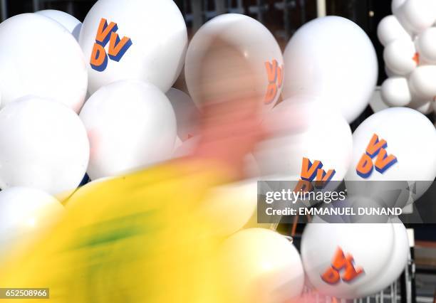 Marathon runner goes by baloons set up to support Dutch Prime Minister and leader of the People's Party for Freedom and Democracy , in The Hague, on...