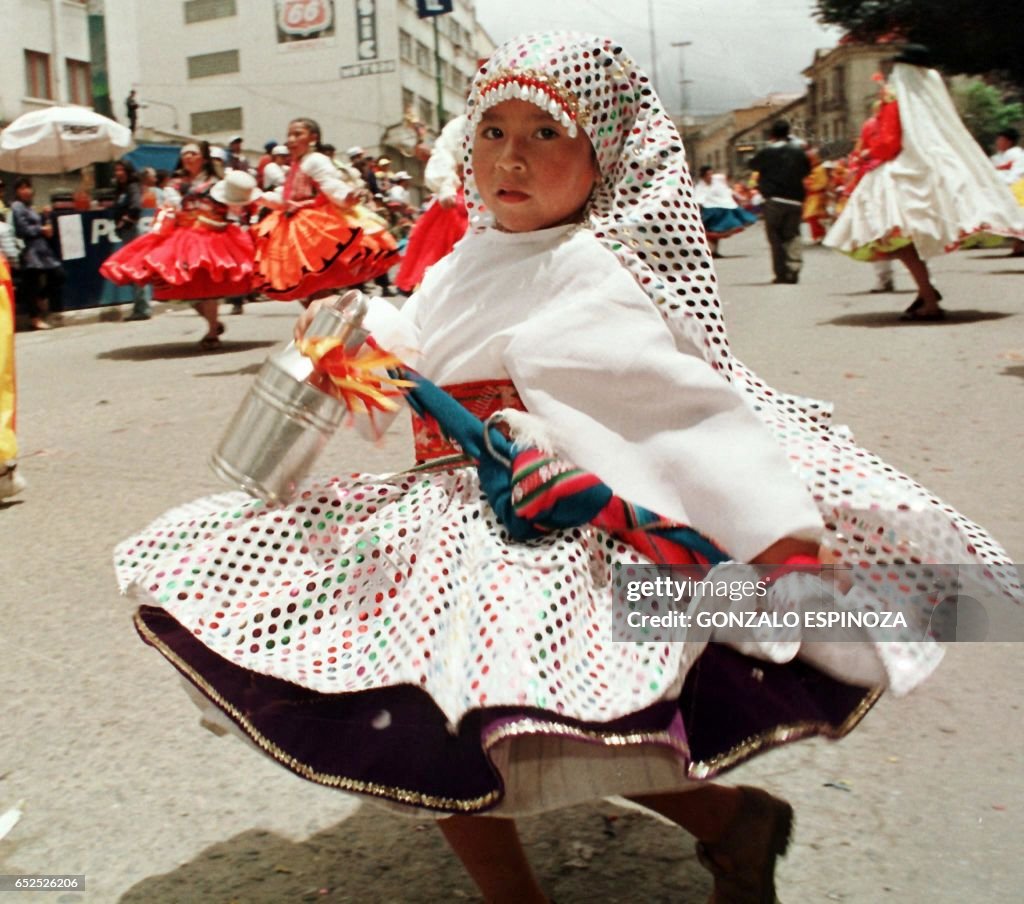 BOLIVIA-CARNIVAL-GIRL-DANCE