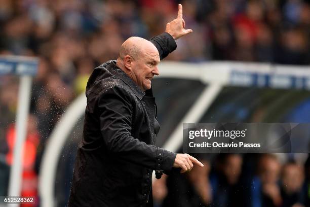 Head coach Pepe Mel of RC Deportivo La Coruna reacts during the La Liga match between RC Deportivo La Coruna and FC Barcelona at Riazor Stadium on...