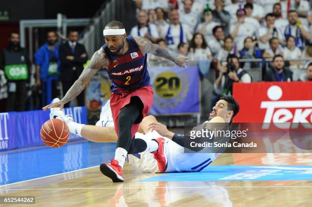 Tyrese Rice, #2 guard of FC Barcelona and Gustavo Ayon, #14 center of Real Madrid during the Liga Endesa game between Real Madrid v FC Barcelona at...