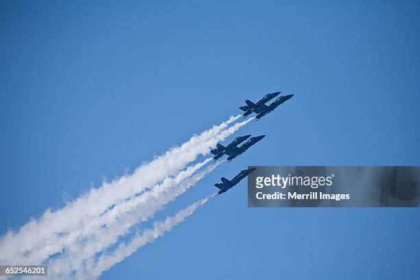 blue angels - militair vliegtuig stockfoto's en -beelden