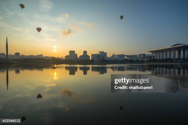 myballoon fiesta in putrajaya, malaysia - zone d'exclusion aérienne photos et images de collection