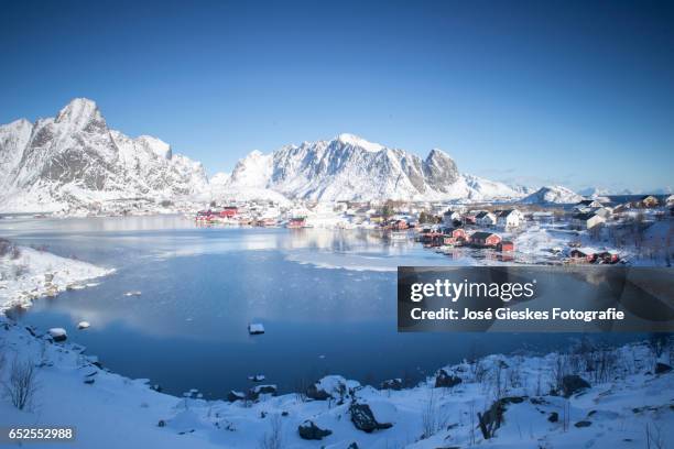 reine-lofoten in winter - horizontaal 個照片及圖片檔