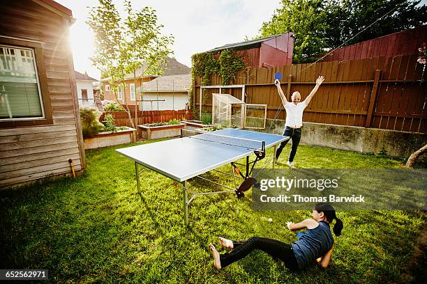 father celebrating point during ping pong game - funny ping pong stock-fotos und bilder