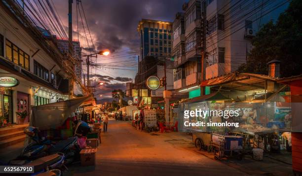 street at dusk in chiang mai, thailand - comida asiática fotografías e imágenes de stock