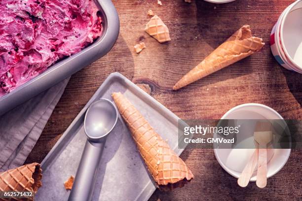 zelfgemaakte aardbeiroomijs - ice cream cone stockfoto's en -beelden
