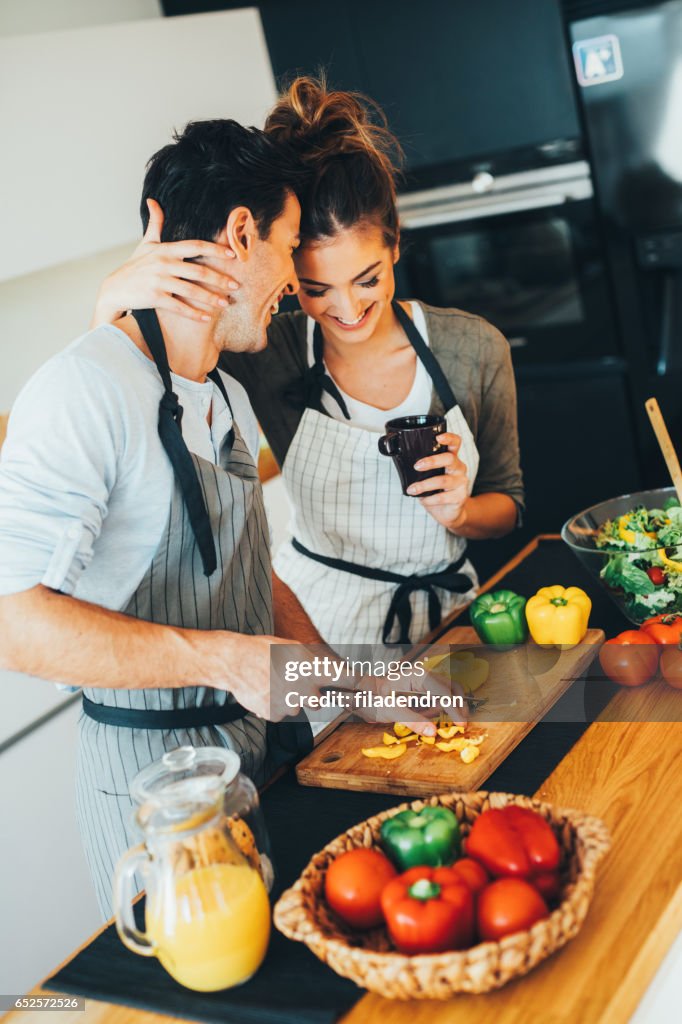 男の料理を彼のガール フレンドを助ける