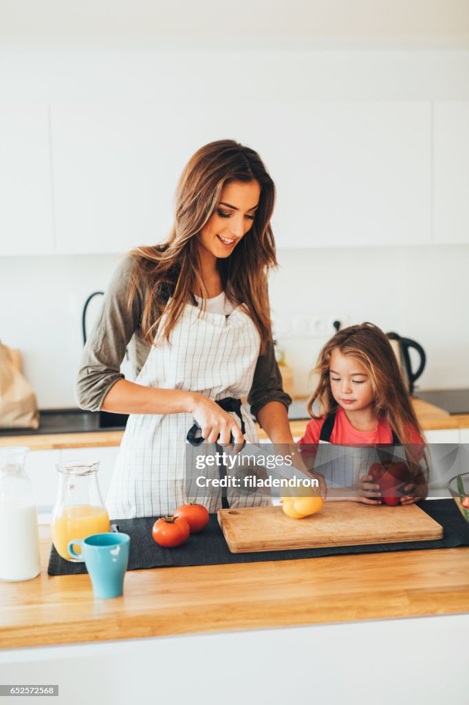 Moeder en dochter koken