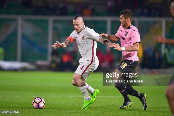Radja Nainggoalan of AS Roma is challenged by Ivaylo Chochev of US Citta di Palermo during the Serie A match between US Citta di Palermo and AS Roma...