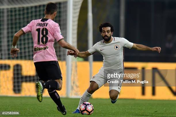 Ivaylo Chochev of Palermo is challenged by Mohamed Salah of Roma compete for the ball during the Serie A match between US Citta di Palermo and AS...