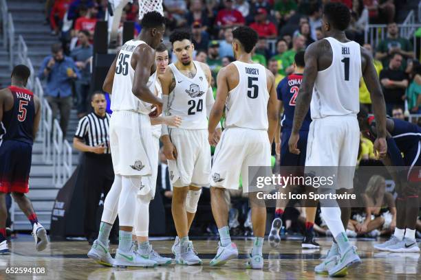 Oregon forward Kavell Bigby-Williams , Oregon forward Dillon Brooks and Oregon guard Tyler Dorsey huddle up during the championship game of the...