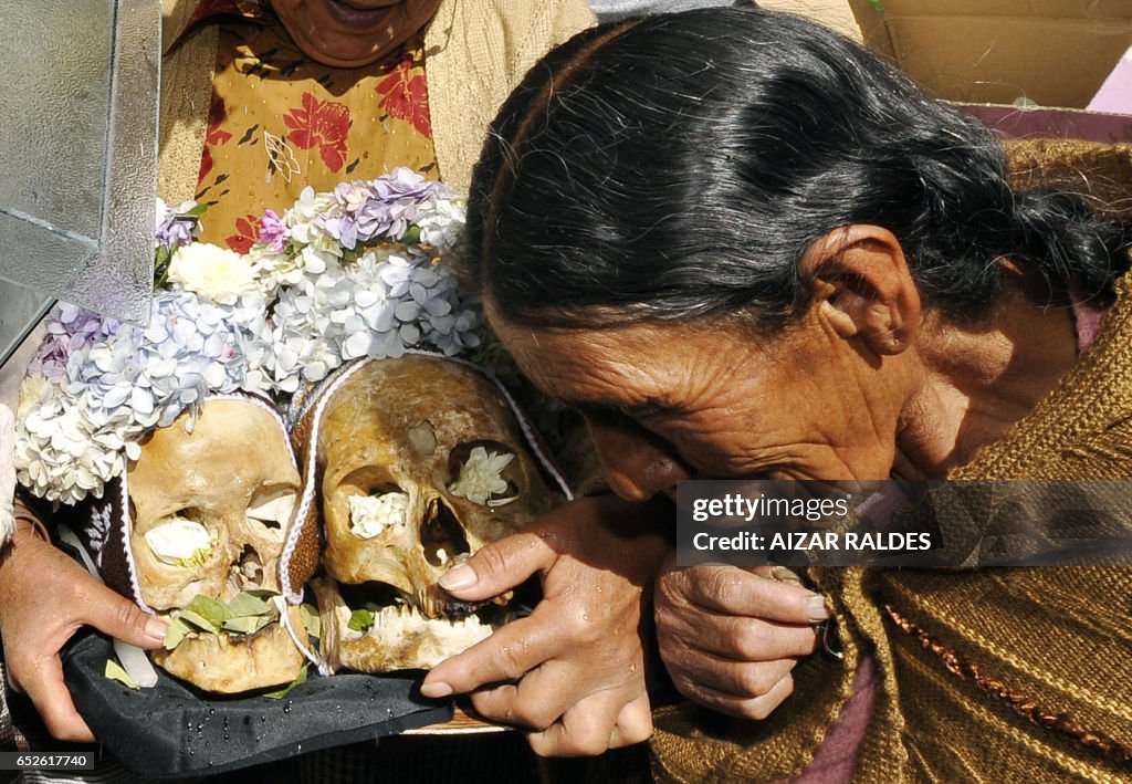 TOPSHOT-BOLIVIA-RELIGION-ÑATITAS-SKULLS