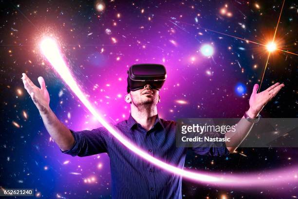 man met behulp van virtual reality headset met - movie world stockfoto's en -beelden
