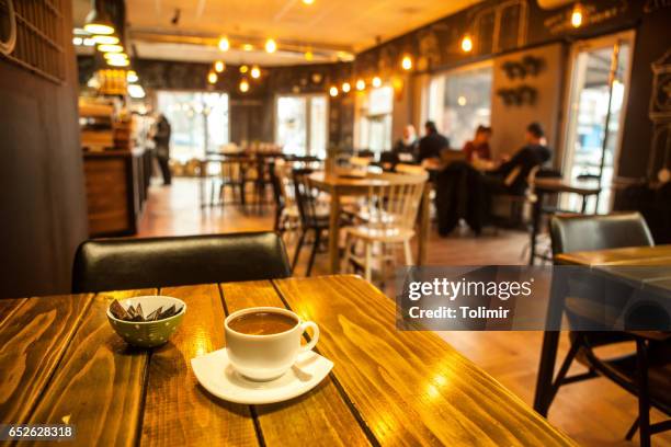 caffee on table and blured cafe - café edifício de restauração imagens e fotografias de stock