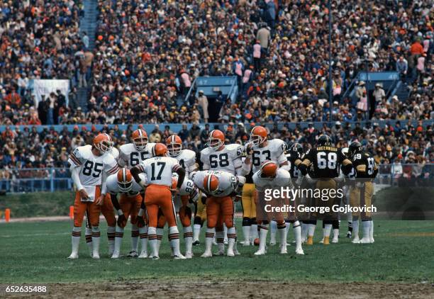 Quarterback Brian Sipe of the Cleveland Browns huddles with the offense, including Dave Logan, Henry Sheppard, Tom DeLeone, Robert Jackson, Barry...