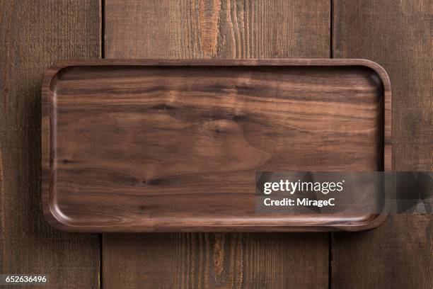 empty wooden plate tray - essen von oben holz stock-fotos und bilder