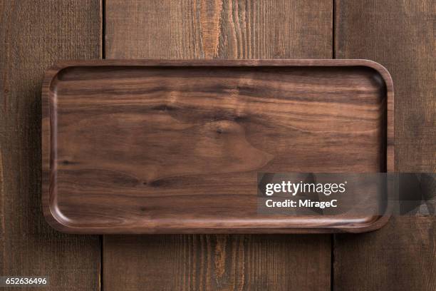 empty wooden plate tray - plateau en bois photos et images de collection