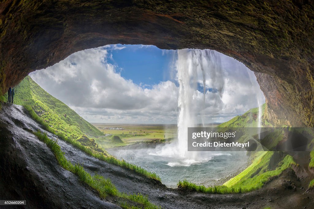 Touristen entdecken die Wasserfall Seljalandsfoss