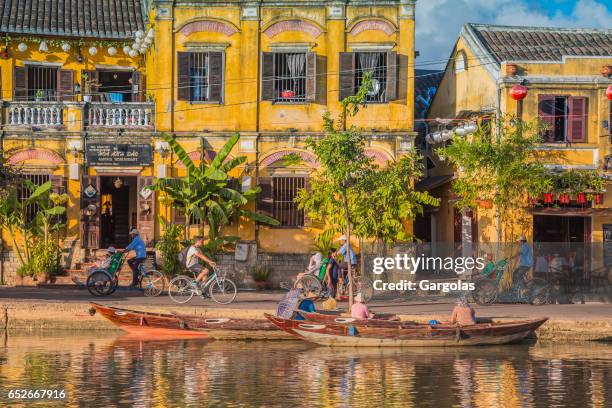 boten en de oude stad van hoi an, vietnam - hoi an stockfoto's en -beelden