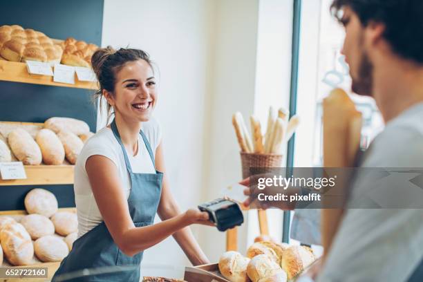 zahlung mit kreditkarte für ein baguette - bakery shop stock-fotos und bilder