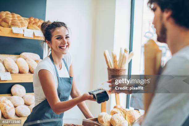 zahlung mit kreditkarte für ein baguette - kreditkartenlesegerät stock-fotos und bilder