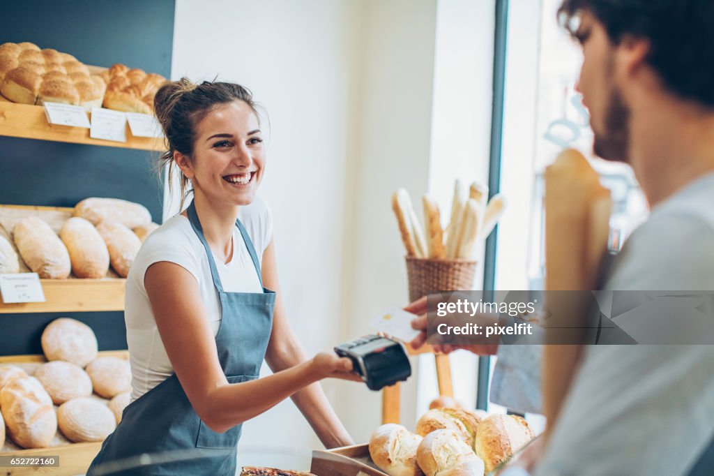 Pagar com cartão de crédito por uma baguette