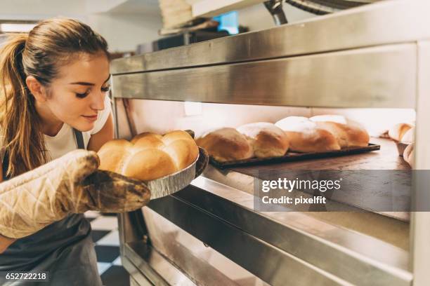 profiter de l’odeur du pain frais chaud - baker smelling bread photos et images de collection