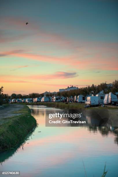 saintes maries de la mer, meeting, gipsy, 11 - gypsy caravan stock-fotos und bilder