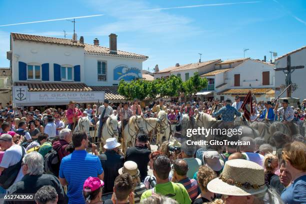 saintes maries de la mer,meeting,gipsy,7 - romani people stock pictures, royalty-free photos & images
