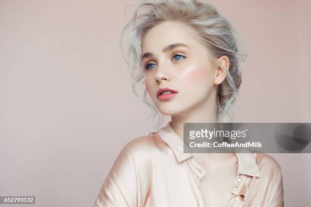 mooie vrouw met make-up en modieuze kapsel - beautiful blondes stockfoto's en -beelden