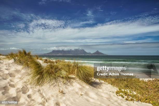 table bay view, bloubergstrand, cape town, south africa - wolkengebilde stockfoto's en -beelden