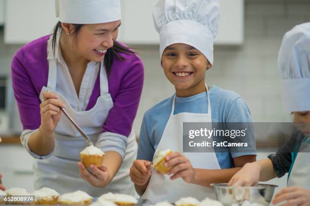 die cupcakes auf einer exkursion - children cooking school stock-fotos und bilder