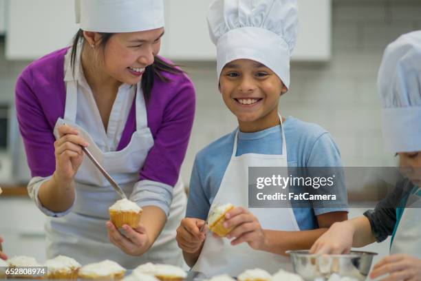making cupcakes on a field trip - cooking class stock pictures, royalty-free photos & images