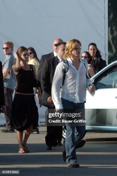 BRAD PITT AND JENNIFER ANISTON LEAVE THE ISP AWARDS IN SANTA MONICA CA. SURROUNDED BY SECURITY. EXCLUSIVE. MAR 22 2003.