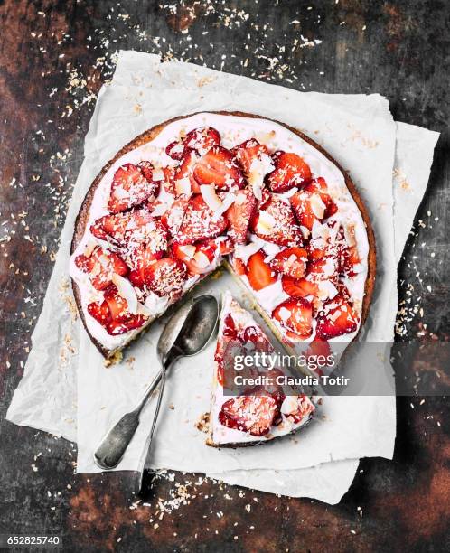 strawberry cake - whipped stock-fotos und bilder