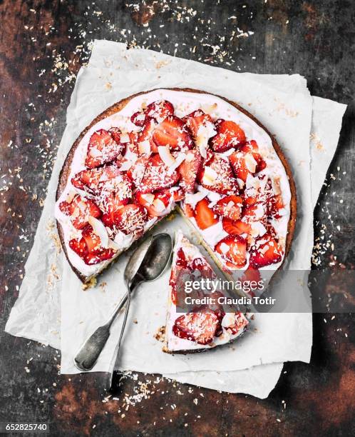 strawberry cake - slagroom stockfoto's en -beelden