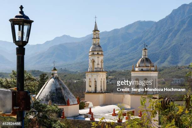 santiago apostol church - santiago, nuevo león, mexico - monterrey mexico photos et images de collection