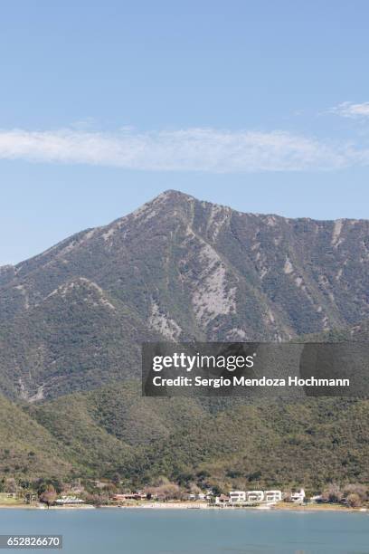 sierra madre oriental and rodrigo gómez reservoir - santiago, nuevo león, mexico - bundesstaat-nuevo-leon stock-fotos und bilder