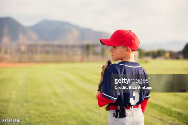 little league baseball pojke profil - ungdomsliga för baseboll och softboll bildbanksfoton och bilder