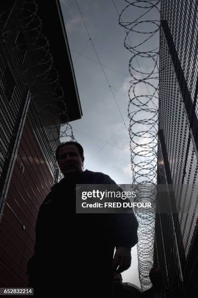 Des gardiens du nouveau centre pénitenciaire de Corbas se dirigent vers une salle de conférence de presse, le 02 avril 2009 dans la banlieue de Lyon....