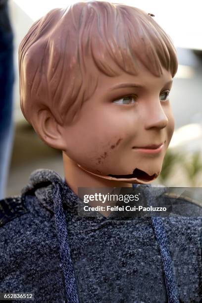 a teenage boy mannequin at caldera city, northern chile - mannequin blonde stockfoto's en -beelden